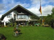 Haus mit Fahne