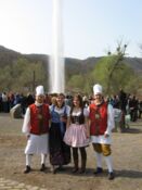 Leutesdorfer Weinkönigin zu Besuch am Geysir Andernach
